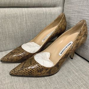 NWT Authentic Manolo Blahnik snakeskin pointed toe pumps finished with stiletto.